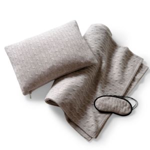 Cashmere gift set with cable pattern