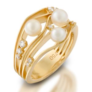 Yellow gold ring with pearls and diamonds